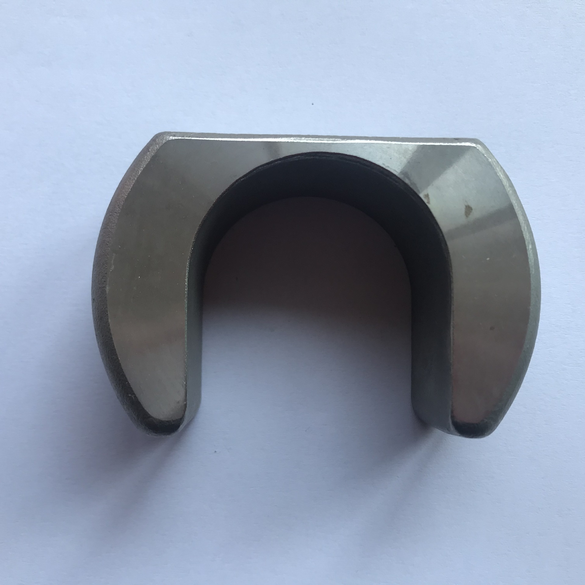 Wat is de reden voor delaminatie in de schaal van waterglaszand tijdens het gietproces?