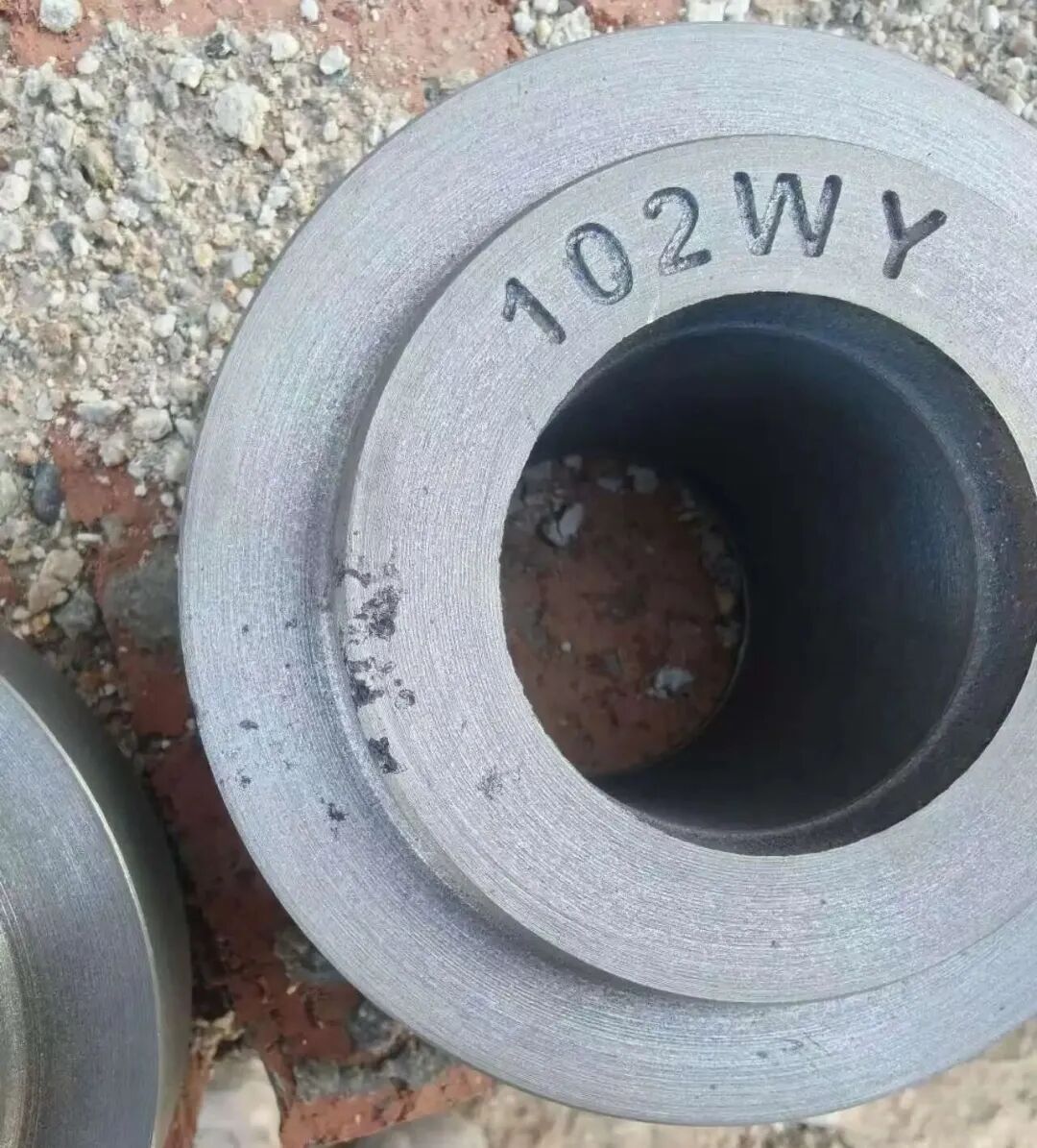 Wat zijn de kenmerken van zandspoelfouten bij de productie van grijs gietijzeren onderdelen met groen zand? Wat is het verschil tussen slakoogdefecten?