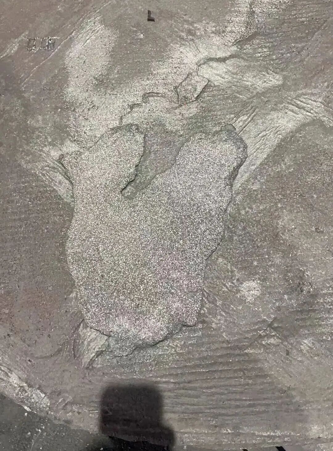 Hoe kunnen defecten zoals zandpuistjes op het bovenoppervlak van grijs gietijzeren onderdelen, geproduceerd door harszandgieten, worden opgelost?