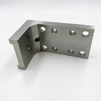 L-vormige metalen connector met meerdere gaten